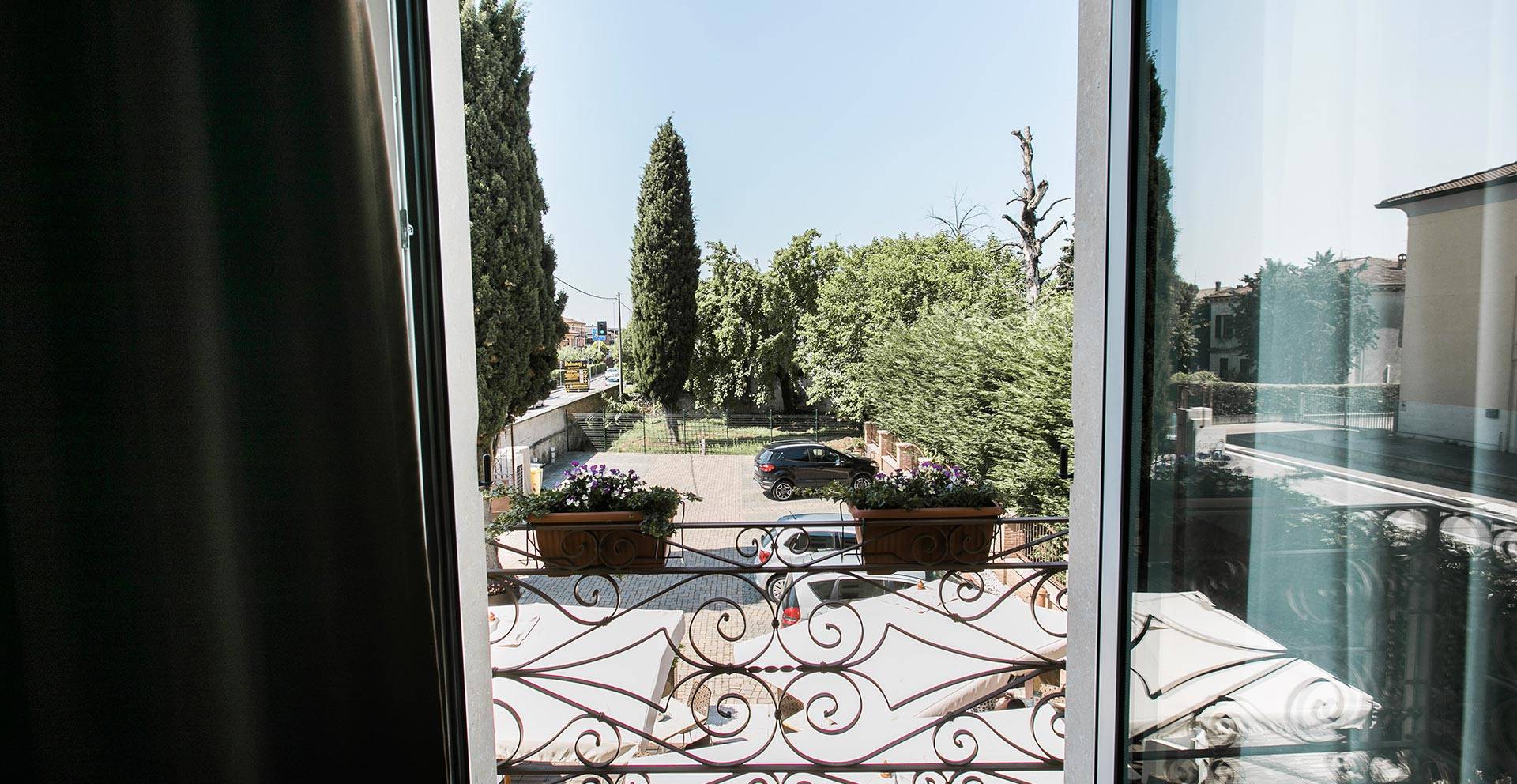 hotel-opera-camere-camera-matrimoniale-con-balcone-003