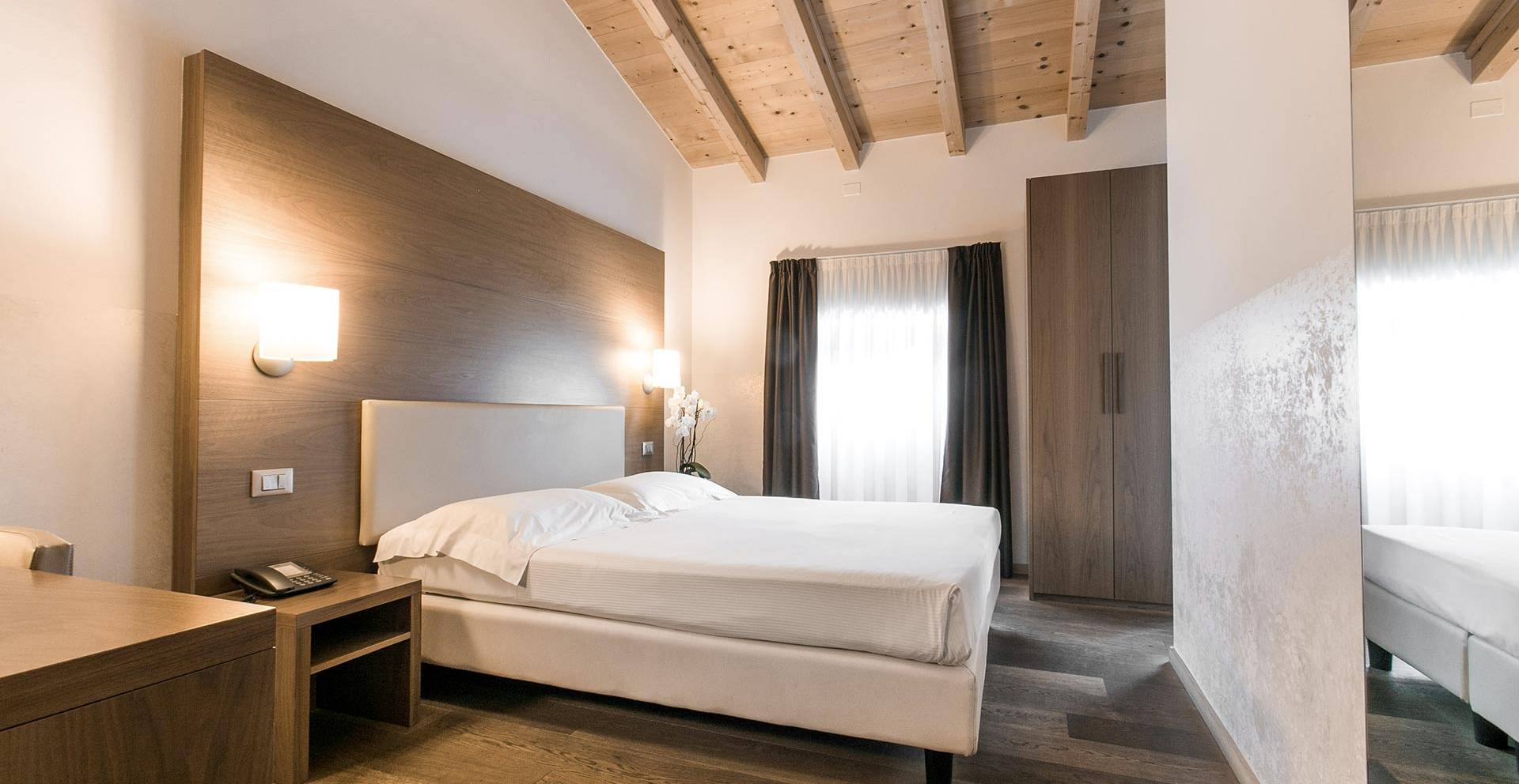 hotel-opera-camere-camera-matrimoniale-con-vasca-001